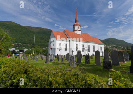 Attraktive weiße Holzkirche in der Stadt Baustil, in der Nähe von Olden, Norwegen. Stockfoto