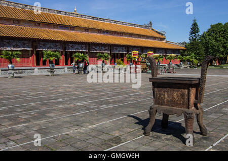 Metall Vase vor einem Tempel innerhalb der Zitadelle. Kaiserstadt Hue, Vietnam. Stockfoto