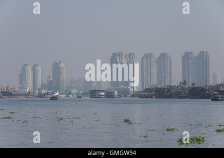 HO CHI MINH CITY, VIETNAM - Juanvary 15, 2015: Boote am Fluss Saigon in Ho-Chi-Minh-Stadt, Vietnam. Stockfoto