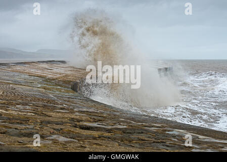 Wellen, die über The Cobb bei Lyme Regis auf Dorsets Jurassic Coast während eines Sturms. Stockfoto