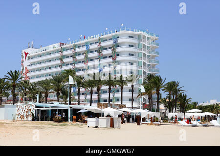 Das Hard Rock Hotel in Platja d ' en Bossa auf der spanischen Insel Ibiza. Hier ist zu sehen vom Strand und am Pool. Stockfoto