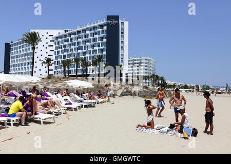 Das Hard Rock Hotel in Platja d ' en Bossa auf der spanischen Insel Ibiza. Hier vom Strand zu sehen. Stockfoto