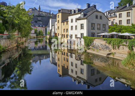 Alte Häuser im glatten Wasser des Flusses Alzette in Luxemburg Stockfoto