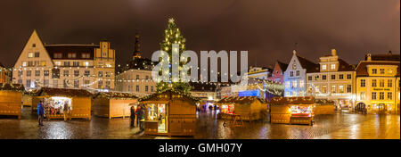 Weihnachtsmarkt auf dem Rathausplatz in der Altstadt. Tallinn, Estland Stockfoto