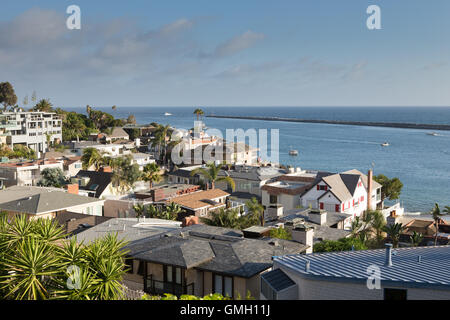 Häuser in Corona del Mar (CDM) einer Nachbarschaft in der wohlhabenden Stadt Newport Beach, Kalifornien und Umgebung mit Blick auf Newport Bay Stockfoto