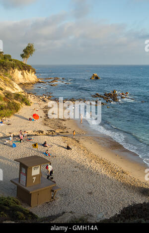 kleine Corona del Mar am Strand mit Bademeister Turm in der wohlhabenden Stadt Newport Beach, Kalifornien Stockfoto