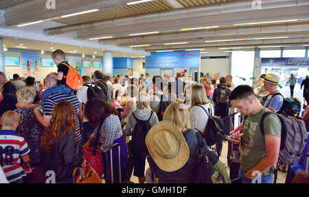 Menschen warten auf das Gepäck am Flughafen aufgeben Stockfoto