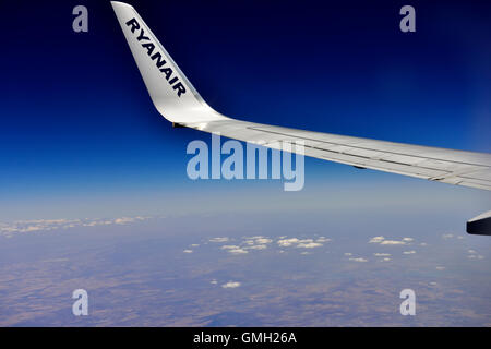 Ryanair Flugzeug Flügelspitze fliegen über Südportugal Stockfoto