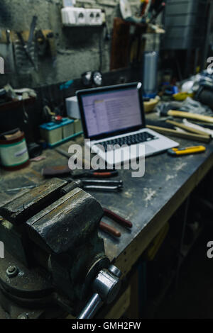 Blick auf die Altstadt Werkzeuge, Laptop und Handy auf Tisch Stockfoto