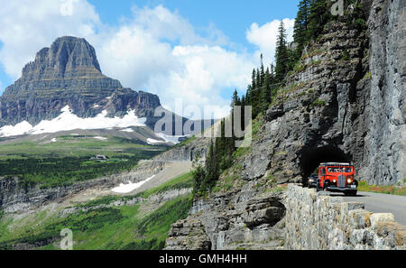 12. August 2016 - durchläuft Glacier National Park, Montana, Vereinigte Staaten - A der 1930er Jahre Ära rote Tourbus einen Tunnel. Stockfoto