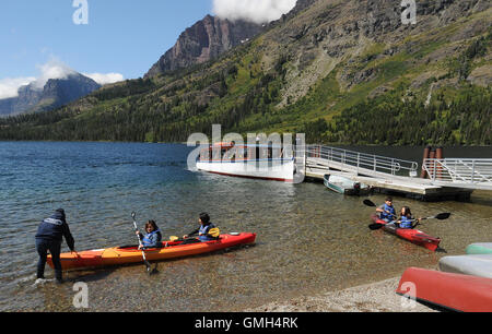 9. August 2016 - Glacier National Park, Montana, Vereinigte Staaten von Amerika - Besucher zum Glacier National Park in Montana Kajaks mieten. Stockfoto