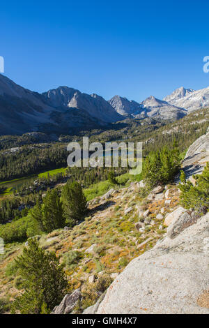 Der beliebte Wanderweg von Rock Creek. Kleine Seen-Tal in der östlichen Sierra Nevada Stockfoto
