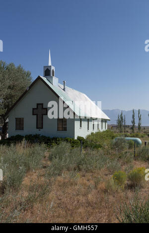 Landmark-Kirche an der Ostseite des Highway 395 in der Nähe von Mammoth Yosemite Airport. Lokal bekannt als die grüne Kirche. Stockfoto