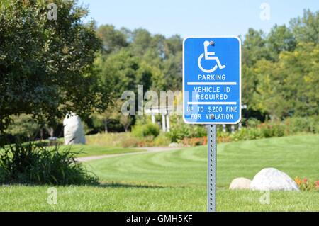 Handicap Parken Zeichen im Park Stockfoto