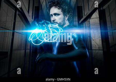 zukünftige Soldat, Krieger Latexanzug und futuristische Waffe Stockfoto