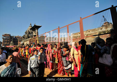 Kathmandu, Nepal. 25. August 2016. Nepalesische hindu Anhänger Schlange um Rituale infront von Krishna Tempel während Krishna Janmashtami Festival bietet feierte am 25. August 2016 in Patan, Nepal. Krishna Janmashtami Festival markiert den Geburtstag des hinduistischen Gott Krishna, die acht Inkarnation von Lord Vishnu. Bildnachweis: Narayan Maharjan/Pacific Press/Alamy Live-Nachrichten Stockfoto