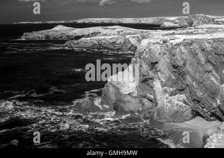 Wellen schlagen Newquay Klippen Anzahl 3622 Stockfoto