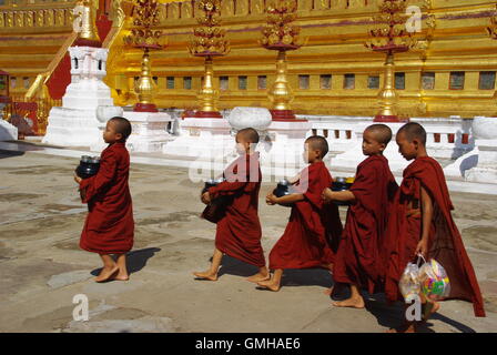 Junge Mönche in Shwezigon Pagode in Bagan, Myanmar Stockfoto