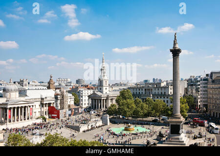 Horizontale Luftaufnahme über Trafalgar Square in London an einem sonnigen Tag. Stockfoto