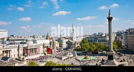 Horizontale (2 Bild Heftung) Antenne Panoramablick über Trafalgar Square in London in der Sonne. Stockfoto