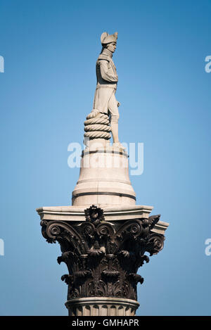 Vertikale Nahaufnahme von Nelson Säule am Trafalgar Square in London, in der Sonne. Stockfoto