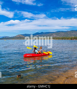 Kanuten paddeln in Lake Tahoe Stockfoto