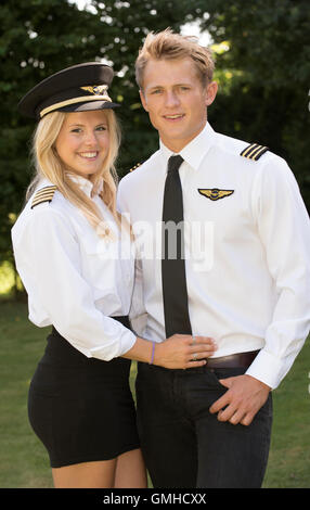 Porträt von zwei jungen männlichen und weiblichen Airline Offiziere in uniform Stockfoto