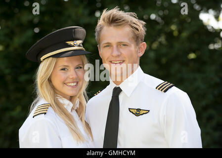 Porträt von zwei jungen männlichen und weiblichen Airline Offiziere in uniform Stockfoto