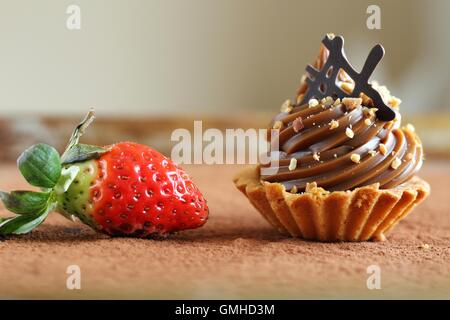 Karamell-Kuchen mit Erdbeeren Stockfoto