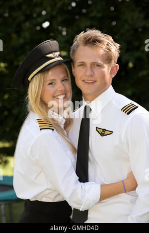 Porträt von zwei jungen männlichen und weiblichen Airline Offiziere in uniform Stockfoto