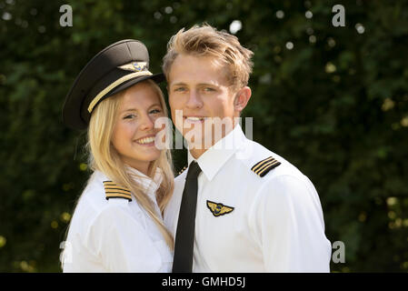 Porträt von zwei jungen männlichen und weiblichen Airline Offiziere in uniform Stockfoto