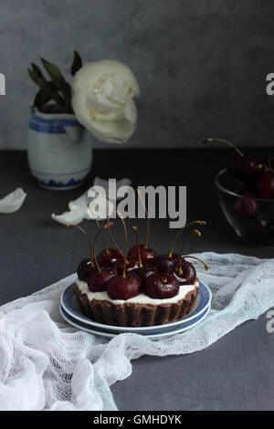 Hausgemachter Brownie Schoko-Tarte mit Frischkäse und frischen Kirschen Stockfoto