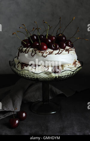 Kirsche Pavlova Baiser Kuchen mit dunkler Schokoladensoße und Sahne mascarpone Stockfoto