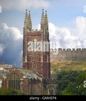 St. Marien Kirche Totnes, mit der Burg im Hintergrund, Devon, England. Stockfoto