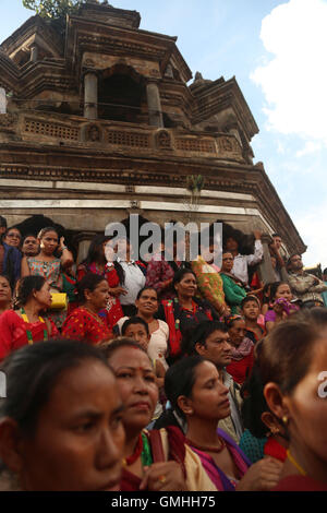 Lalitpur, Nepal. 25. August 2016. Gläubigen versammelt, um Gebete Lord Krishna während der Feierlichkeiten von Krishna Janmasthami Patan Durbar Square in Lalitpur, Nepal anbieten. Krishna Janmasthami feiert den Geburtstag von Lord Krishna. © Archana Shrestha/Pacific Press/Alamy Live-Nachrichten Stockfoto