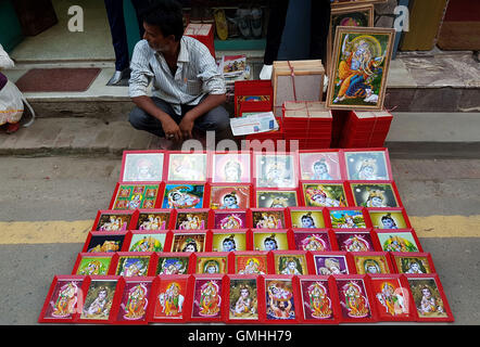 Lalitpur, Nepal. 25. August 2016. Ein lokalen Anbieter vertreibt die Bilderrahmen von Lord Krishna während der Feierlichkeiten von Krishna Janmasthami Patan Durbar Square in Lalitpur, Nepal. Krishna Janmasthami feiert den Geburtstag von Lord Krishna. © Archana Shrestha/Pacific Press/Alamy Live-Nachrichten Stockfoto