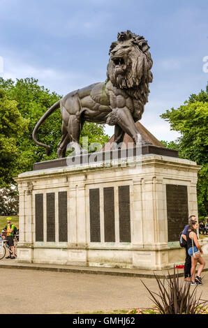 Der Maiwand Löwe steht im Zentrum von Forbury Gärten in Reading, Berkshire. Stockfoto