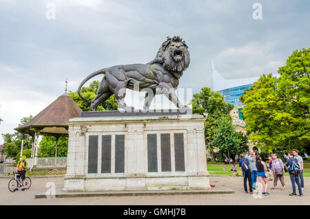 Der Maiwand Löwe steht im Zentrum von Forbury Gärten in Reading, Berkshire. Stockfoto