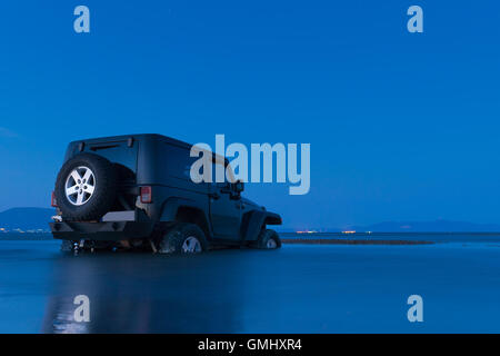 Schöne blaue Stunde von einem Jeep 4 x 4 im Schlamm auf ein Feuchtgebiet Sport stecken. Stockfoto