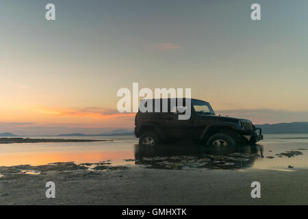 Jeep 4 x 4 im Sport auf das Feuchtgebiet von Oropos in Griechenland Schlamm stecken. Stockfoto