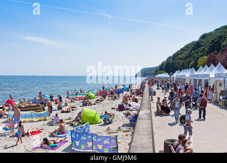 Überfüllten städtischen Strand und Promenade Straße (Bulwar Nadmorski) in Gdynia, Ostsee, Polen Stockfoto