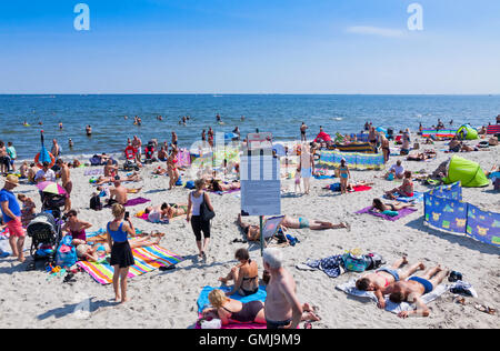 Überfüllten städtischen Strand in Gdynia Stadt, Ostsee, Polen Stockfoto