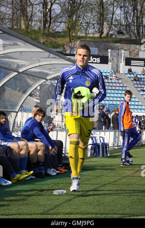 Kiew, UKRAINE - 23. April 2011: Torwart Maksym Koval von Dynamo Kiew läuft während der Ukraine Meisterschaftsspiel gegen den FC Arsenal am 23. April 2011 in Kiew, Ukraine Stockfoto