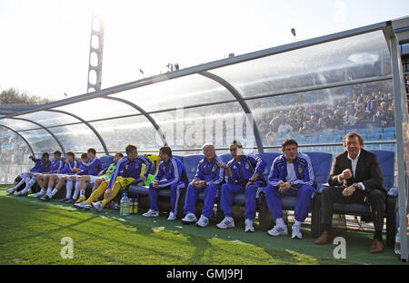 Kiew, UKRAINE - 23. April 2011: FC Dynamo Kyiv Manager Yuri Semin (erster von R), seine Assistenten und Reserve-Spieler schauen auf während Ukraine Meisterschaftsspiel gegen den FC Arsenal am 23. April 2011 in Kiew, Ukraine Stockfoto