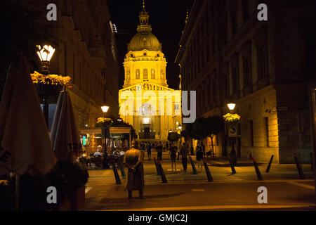 Statue eines Polizisten in Zrinyi Utca Straße mit St Stephen Basilika im Hintergrund an der Nachtzeit, Budapest Stockfoto