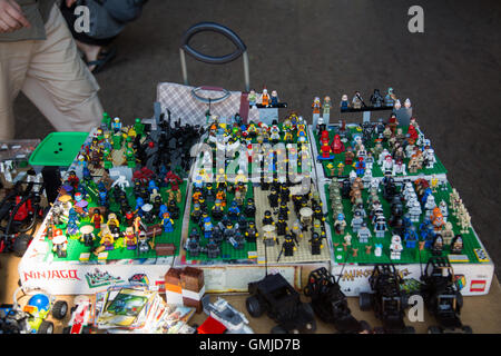 LEGO zum Verkauf an einem Marktstand auf PECSA Bolhapiac Flohmarkt im Stadtpark, Budapest Stockfoto