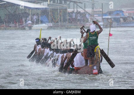 Menschen, die Teilnahme an einer Schlange Boot Rennen bekannt als die Nehru Trophäe-Regatta in den Punnamada See, Kerala, Indien statt. Stockfoto