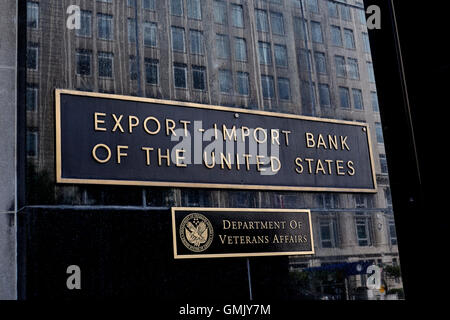Export Import Bank der Vereinigten Staaten und Department of Veterans Affairs Gebäude Zeichen mit der Reflexion des Veteranen-Aff Stockfoto