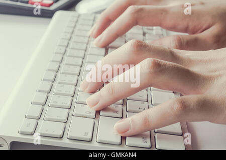 Frau, die das Schreiben auf der Computertastatur, eignet sich für e-Commerce, Business und Technologie-Konzept Stockfoto