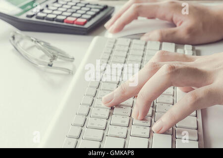 Frau, die das Schreiben auf der Computertastatur, eignet sich für e-Commerce, Business und Technologie-Konzept Stockfoto